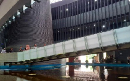 Pengunjung Museum Tsunami di akhir pekan.