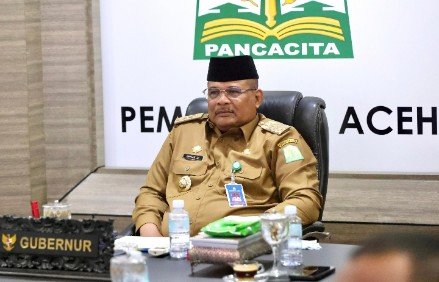 Penjabat Gubernur Aceh Dr. H. Safrizal ZA, M.Si., Asisten Perekonomian dan Pembangunan Sekda Aceh Dr. Ir. ZULKIFLI, M.Si  berseta intansi terkait, mengikuti meeting zoom Rakor pengendalian inflasi tahun 2024 bersama kemendagri  di ruang rapat Sekda Aceh, banda aceh, 4/11/2024