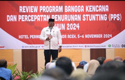 Pj Gubernur Aceh Dr. H. Safrizal ZA M.Si membuka sekaligus memberi sambutan pada Kegiatan Review Program Bangga Kencana dan Percepatan Penurunan Stunting Tahun 2024, Rabu, 6 November 2024 di Hotel Grand Permata Hati, Banda Aceh.