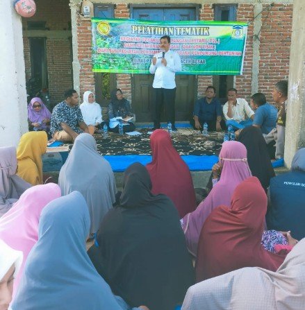 Kadis Pertanian Aceh Besar Jakfar SP MSi menyampaikan arahannya pada pelatihan Tematik Pekarangan Pangan Lestari (P2L) di Gampong Lampanah Baro, Kecamatan Indrapuri, Kabupaten Aceh Besar, Rabu (6/11/2024).
FOTO/ DOK DINAS PERTANIAN ACEH BESAR