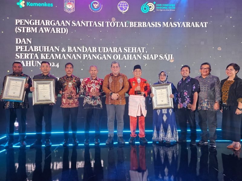 Pemerintah Kabupaten Aceh Barat saat menerima penghargaan Sanitasi Total Berbasis Masyarakat (STBM) Pratama 2024 dari Kementerian Kesehatan Republik Indonesia. Penghargaan ini diserahkan kepada 42 pemerintah provinsi dan kabupaten/kota se-Indonesia dalam acara yang digelar di The St. Regis Jakarta, Selasa (10/12/2024). Foto: dok. Diskominsa Aceh Barat