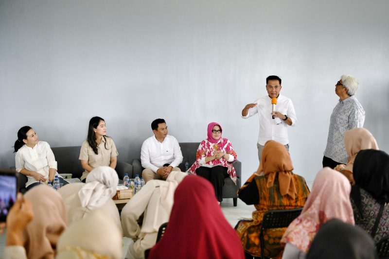 Penjabat Gubernur Jawa Barat Bey Machmudin mendampingi Wakil Menteri Pemberdayaan Perempuan dan Perlindungan Anak RI Veronica Tan mengunjungi SMKN Tegalwaru, Kabupaten Purwakarta, Jumat (13/12/2024).(Foto: Biro Adpim Jabar)