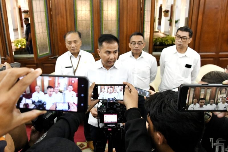 Penjabat Gubernur Jabar Bey Machmudin saat mengumumkan UMSK di Gedung Sate Bandung, Rabu (18/12/2024) malam.