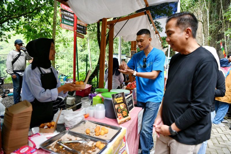 Pj Gubernur Jawa Barat Bey Machmudin menghadiri Pasar Pasisian Leuweung Taman Hutan Raya Ir. H. Djuanda di Kabupaten Bandung, Minggu (22/12/24).(Foto: Rizal Fs/Biro Adpim Jabar)