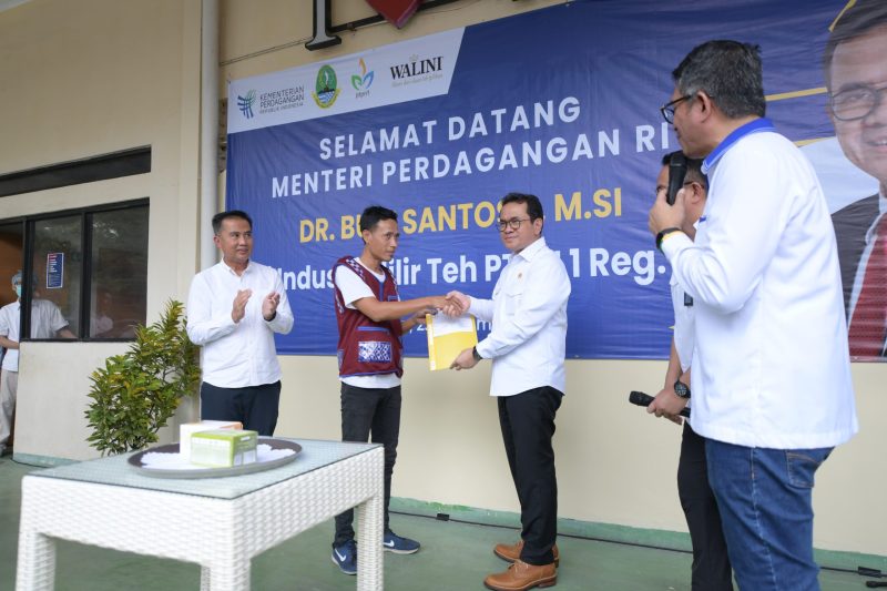 Penjabat Gubernur Jawa Barat Bey Machmudin mendampingi Menteri Perdagangan Republik Indonesia Budi Santoso meninjau Industri Hilir Teh PTPN VIII di Panyileukan, Kota Bandung, Senin (23/12/2024).(Foto: Biro Adpim Jabar)