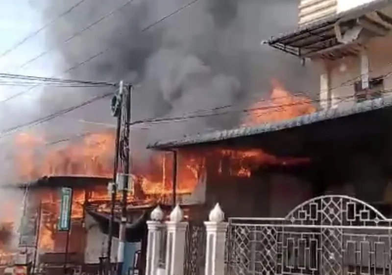 Api terlihat berkobar dahsyat membakar bangunan—termasuk meunasah (langgar/rumah ibadah) di Keude Jungka Gajah, Kecamatan Meurah Mulia, Aceh Utara, Kamis siang, 9 Januari 2025. (Foto tangkapan layar dari video kiriman warga)