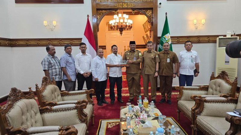 Pengurus SPS Aceh yang dipimpin Muktarruddin saat beraudiensi dengan Pj Gubernur Aceh, DR. H. Safrizal ZA, M.Si, di Pendopo Gubernur Aceh, Selasa, 7 Januari 2025. Foto: Dokumen SPS Aceh.