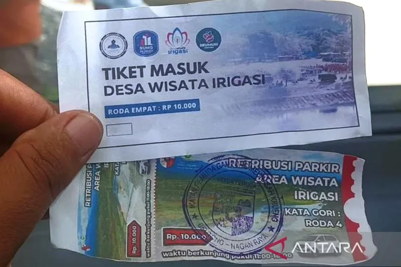 Warga memperlihatkan karcis yang diduga pungutan liar saat memasuki area wisata Irigasi Jeuram, Kecamatan Beutong, Kabupaten Nagan Raya, Aceh, Selasa (7/12/2025).