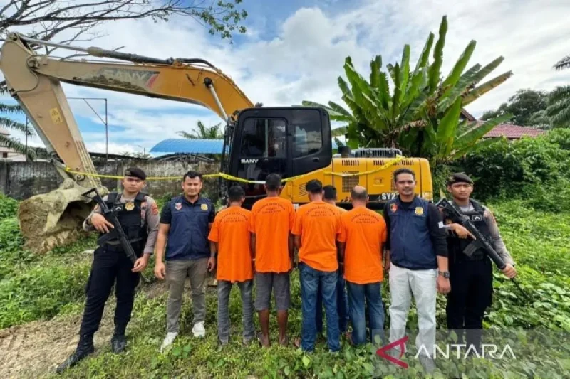 Personel Satreskrim Polres Nagan Raya, Aceh, memperlihatkan lima orang terduga pelaku penambangan emas ilegal saat diamankan di mapolres setempat, Rabu (8/1/2025). 