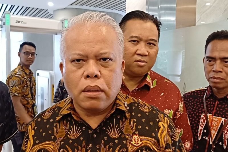 Kapuspenkum Kejagung RI Harli Siregar saat diwawancarai usai pertemuan Jaksa Agung Sanitiar Burhanuddin dengan Menteri Transmigrasi Iftitah Sulaiman di Gedung Kejagung RI, Jumat (15/11/2024). (Foto: KOMPAS.com)