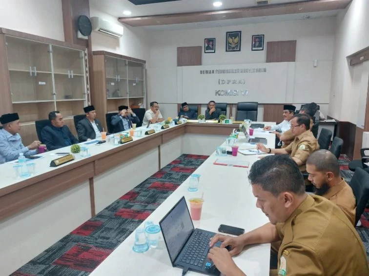 Rapat Komisi VI DPRA bersama Dinas Pendidikan Aceh, Senin (13/1/2025), di ruang rapat Komisi VI DOR Aceh