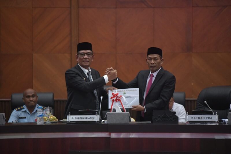 Pelaksana Tugas Sekda Aceh, Muhammad Diwarsyah, menghadiri paripurna Dewan Perwakilan Rakyat Aceh, di gedung DPR Aceh, Rabu 22/01/2025. Paripurna itu dengan agenda Pembahasan dan penetapan Qanun DPR Aceh tentang
Tata Tertib DPR Aceh, Usul Penetapan  Calon Pimpinan DPRA Definitif Fraksi Golkar.