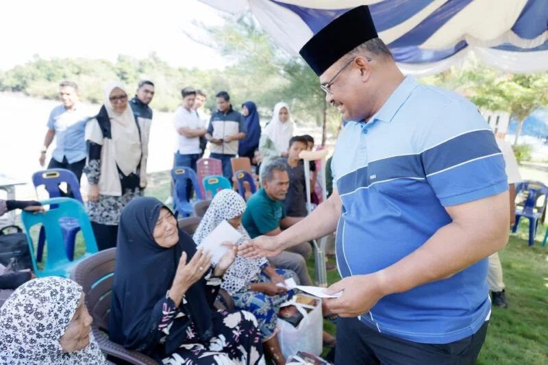 Pj Gubernur Aceh Dr, Safrizal, ZA, M.Si didampingi oleh Pj ketua TP PKK Aceh Safriati, S.Si, M.Si dan Kadinsos Aceh Dr. Muslem Yacob, S.Ag, M.Pd menyerahkan bantuan respon kasus untuk lansia, disabilitas dan Santunan kepada Anak yatim di Desa Iboih kota Sabang, Rabu (01/01/2025). Foto: Biro Adpim Setda Aceh