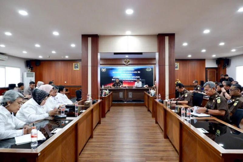 Kejaksaan Agung RI melaksanakan Rapat Koordinasi antara Jaksa Agung Muda Bidang Pengawasan (JAM PENGAWASAN) dengan Komisi Kejaksaan RI di Aula Jaksa Agung Muda Bidang Pengawasan, Jakarta, Senin (6/1/2024). (Foto : Puspenkum Kejagung RI).