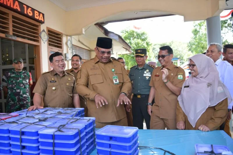 Pj. Gubernur Aceh, Dr. Safrizal, ZA. M. Si didampingi Plt. Sekda Aceh, Muhammad Diwarsyah dan Pj. Walikota Banda Aceh, Almuniza Kamal Pemantauan Pemberian Makanan Bergizi di SMA N 16 Banda Aceh, Pango, Senin (06/01/2025). Foto: Dok. Prokopim Setda Aceh