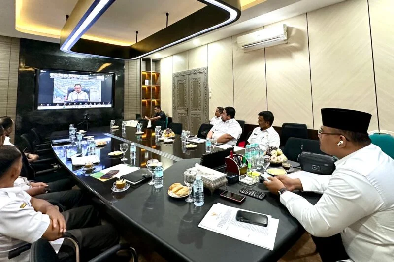 Pj Gubernur Aceh Safrizal Mengikuti Rapat Penyelesaian Penataan Tenaga non ASN di Instansi Pemda melalui Zoom Meeting di pendopo Gubernur Aceh, Rabu 8 Januari 2025. Foto: Dok. Prokopim Setda Aceh