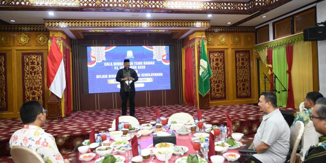 Pj. Gubernur Aceh, Dr. H. Safrizal ZA, M. Si, beserta Istri Hj. Safriati, S.Si, M.Si, memberikan kata sambutan saat menjamu makan malam rombongan Ditjen Bina Administrasi Kewilayahan Kemendagri di Restoran Meuligoe Gubernur Aceh, Banda Aceh, Rabu (8/1/2025).