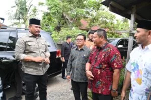 Plt Sekda Aceh Besar Bahrul Jamil, S.Sos, M.Si menyambut Pj Gubernur Aceh Dr. H. Safrizal ZA, M.Si saat tiba di lokasi peninjauan proses verifikasi pembangunan rumah tak layak huni di Gampong Gue, Kecamatan Kutai Baro, Aceh Besar, Kamis (23/01/2025). Foto: Dok. MC Aceh Besar