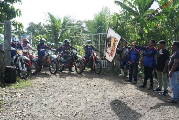Wakil Ketua DPRK Aceh Besar Naisabur secara resmi mengangkat bendera Start saat melepaskan para Riders di Saree, Kecamatan Lembah Seulawah, Aceh Besar, Sabtu (25/01/2025). FOTO/MC ACEH BESAR