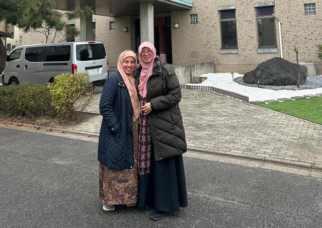 Murniati Mukhlisin (kanan), Guru Besar Akuntansi Syariah di Institut Tazkia. Foto: dok. pribadi