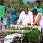 Pj Bupati Aceh Besar Muhammad Iswanto SSTP MM,
bersama Pj Ketua TP PKK Aceh Besar Cut Rezky Handayani SIP MM mencoba penggunaan mesin rice transplanter, di Gampong Bueng, Kecamatan Kota Jantho, Kabupaten Aceh Besar, Kamis (2/1/2025). Foto: dok. MC Aceh Besar