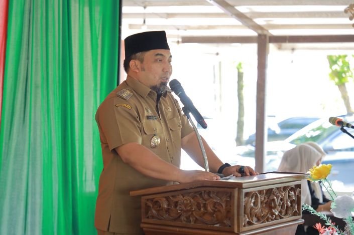 Pj Bupati Aceh Besar Muhammad Iswanto SSTP MM, menyampaikan sambutannya pada pelantikan Imuem Mukim Leupung Periode 2025-2030, di Pantai Riting, Kecamatan Leupung, Aceh Besar, Selasa (14/1/2025). FOTO/ PROKOPIM PEMKAB ACEH BESAR