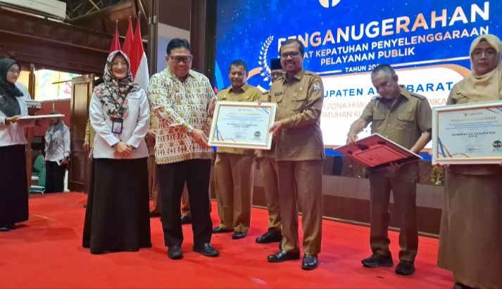 Ombudsman Republik Indonesia (ORI) kembali memberikan penghargaan kepada penyelenggara layanan publik yang dilaksanakan di Anjong Monmata Meuligoe Gunernur Aceh, Selasa, (21/01/2025).