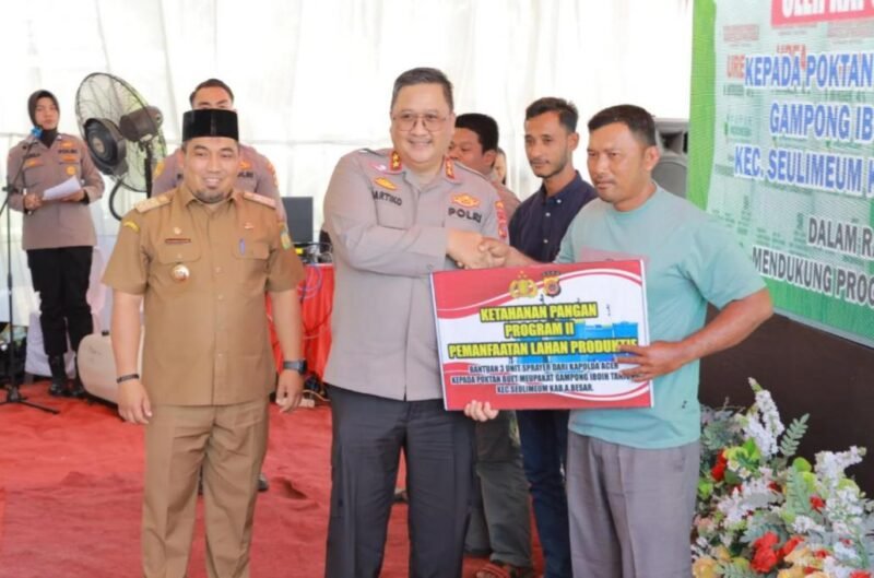 Pj Bupati Aceh Besar, Muhammad Iswanto mendampingi Kapolda Aceh, Irjen Pol Achmad Kartiko menyerahkan bantuan untuk Poktan di Gampong Iboih Tanjong, Kecamatan Seulimeum, Kabupaten Aceh Besar, Selasa 21 Januari 2025. (Foto Prokopim Pemkab Aceh Besar)