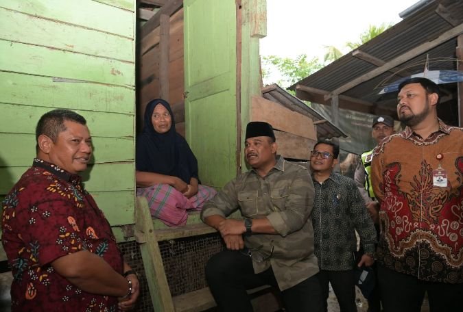 Pj. Gubernur Aceh, Dr. Safrizal, ZA, M.Si didampingi Plt Kadis Perkim Aceh T. Aznal Zahri memverifikasi langsung penerima rumah layak huni di desa Gue Kuta Baro Aceh Besar, Kamis (23/1/2025). Foto: Dok. Prokopim Setda Aceh
