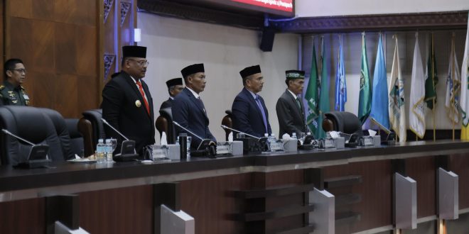 Pj. Gubernur Aceh, Dr. H. Safrizal ZA, M.Si, didampingi Plt. Sekda Aceh, Drs. Muhammad Diwarsyah, M.Si, mengikuti Rapat Paripurna dengan agenda penetapan Anggota Badan Kehormatan, penetapan Pansus Tambang, dan penetapan usulan pelantikan Gubernur dan Wakil Gubernur Terpilih, di Gedung Utama DPRA, Banda Aceh, Senin, (13/1/2025). Foto: Dok.