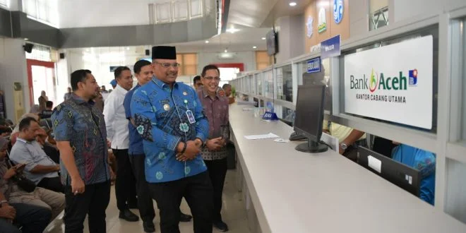 Pj. Gubernur Aceh, Dr. H. Safrizal ZA, M. Si, didampingi Plt. Asisten Administrasi Umum Sekda Aceh, Abd. Qahar, S.Kom, MM, Kepala BPKA, Reza Saputra, S.STP, M.Si, dan Karo Hukum Setda Aceh, dan Karo Hukum Setda Aceh, Muhammad Junaidi, SH, MH, saat meninjau pelayanan Pengurusan Pajak Bermotor, di Kantor Samsat, Banda Aceh, Kamis, (2/1/2025).