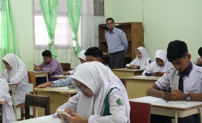 Kadisdik Aceh, Marthunis, ST. D.E.A., saat memantau pelaksanaan ujian yang berlangsung di SMA Fajar Harapan, SMAN 2 Banda Aceh, dan SMA Modal Bangsa Aceh.