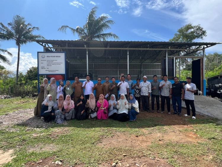 Foto bersama peserta sosialisasi dan pelatihan bantuan Prasarana dan Sarana TPS/PDU untuk Sekretariat Kelompok Bank Sampah Generasi Milenial Lampuuk pada akhir tahun 2024 lalu. MC