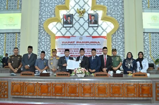  Ketua DPRK Banda Aceh, Irwansyah ST menggelar paripurna pengumuman hasil penetapan pasangan calon Wali Kota dan Wakil Wali Kota Banda Aceh terpilih masa jabatan 2025-2030. Paripurna berlangsung di gedung DPRK setempat, Rabu (15/1/2025). Foto: Dok. DPRK Banda Aceh