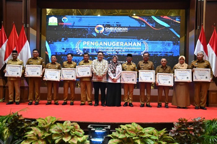 Plt Sekda Aceh Besar Bahrul Jamil SSos MSi foto bersama para penerima Piagam Penganugrahan Predikat Penilaian Kepatuhan Penyelenggaraan Pelayanan Publik Tahun 2024 dengan Pj Gubernur Aceh, Dr. H. Safrizal ZA, M.Si di Anjong Mon Mata, Banda Aceh, Selasa (21/01/2025)