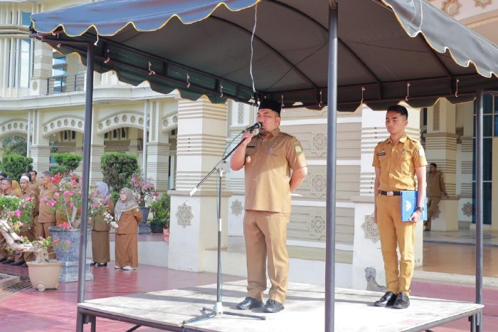 Pj Bupati Aceh Besar Muhammad Iswanto SSTP MM bertindak selaku Pembina Apel Gabungan OPD Pemkab Aceh Besar, di halaman Kantor Bupati Aceh Besar, Kota Jantho, Senin (6/1/2025). FOTO/ PROKOPIM PEMKAB ACEH BESAR