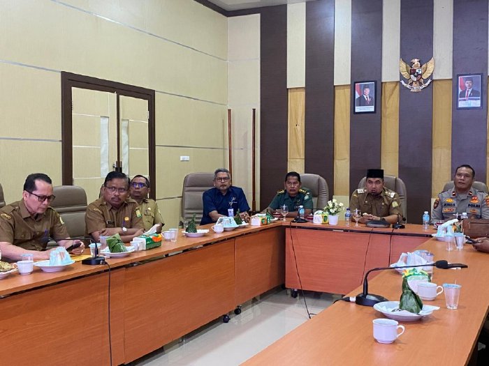 Pj Bupati Aceh Besar Muhammad Iswanto SSTP MM bersama unsur Forkopimda dan Kepala OPD terkait, mengikuti rapat koordinasi secara zoom meeting dari Aula Kantor Bupati Aceh Besar, Kota Jantho, Senin (06/01/2025). FOTO/MC ACEH BESAR