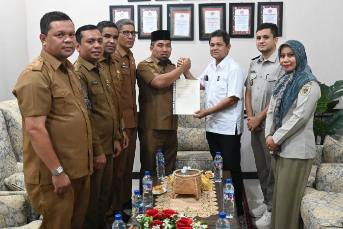 Pj Bupati Aceh Besar, Muhammad Iswanto, S.STP, MM didampingi Asisten III Sekdakab Aceh Besar Jamaluddin, S.Sos., MM., Kepala BPKD Andria Shahputra, SE MM., Inspektur Aceh Besar Zia Ul Azmi, SH menerima Sertifikat Elektronik secara simbolis dari Kepala BPN Aceh Besar Dr. Ramlan, SH., MH di Dekranasda Aceh Besar, Kecamatan Ingin Jaya, Selasa (7/1/2025). FOTO/MC ACEH BESAR