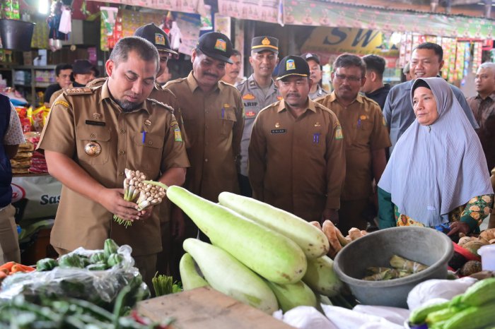 Pj Bupati Aceh Besar Muhammad Iswanto SSTP MM, yang didampingi unsur Forkopimda, anggota DPRK, serta unsur Forkopimcam Ingin Jaya, berdialog dengan pedagang saat meninjau Pasar Induk Lambaro, Kecamatan Ingin Jaya, Aceh Besar, Selasa (7/1/2025). 