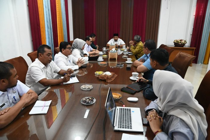PJ Bupati Aceh Besar, Muhammad Iswanto, S.STP, MM bersama sejumlah Kepala OPD Pemkab Aceh Besar menerima Audiensi dengan PT Pembangunan Aceh (PT PEMA) Proyek Panas Bumi di Gedung Dekranasda, Gampong Gani, Kecamatan Ingin Jaya, Aceh Besar, Rabu (15/01/2025). FOTO/MC ACEH BESAR