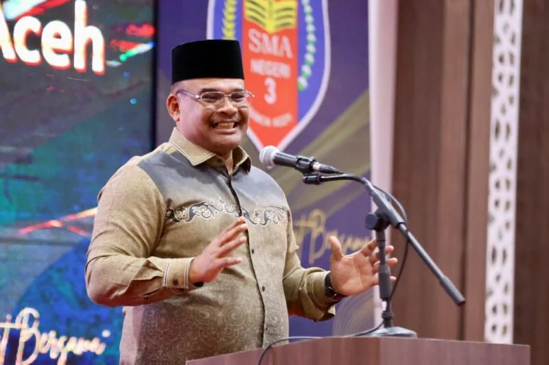 Penjabat Gubernur Aceh, Dr. H. Safrizal ZA, M.Si, saat menghadiri sekaligus memberi sambutan pada Pelantikan dan Rapat Kerja Pengurus Ikatan SMA Negeri 3 (IKASMANTIK) Banda Aceh, di Aula Dinas Pendidikan Aceh, Sabtu, (4/1/2024). Foto: Dok. Biro Adpim Setda Aceh