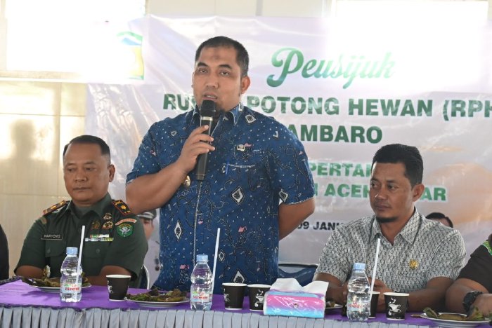 Pj Bupati Aceh Besar Muhammad Iswanto, S.STP MM menyampaikan sambutan dan arahan pada peusijuk Rumah Potong Hewan Pasar Lambaro, Kecamatan Ingin Jaya, Aceh Besar, Kamis (09/01/2025). FOTO/MC ACEH BESAR