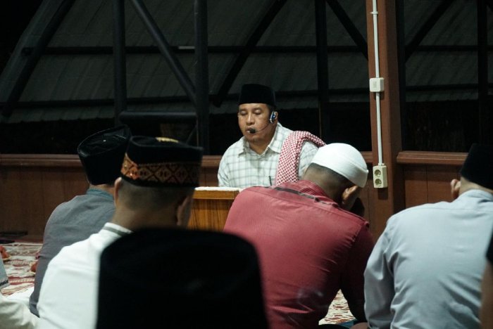 Pimpinan Dayah Mahadal Fata Lamkabeu, Tgk Junaidi Nasruddin memberikan tausyiah pada pengajian rutin malam Jumat, di Balee Beut Meuligoe Bupati Aceh Besar, Kota Jantho, Kamis (02/01/2025) malam. FOTO/MC ACEH BESAR