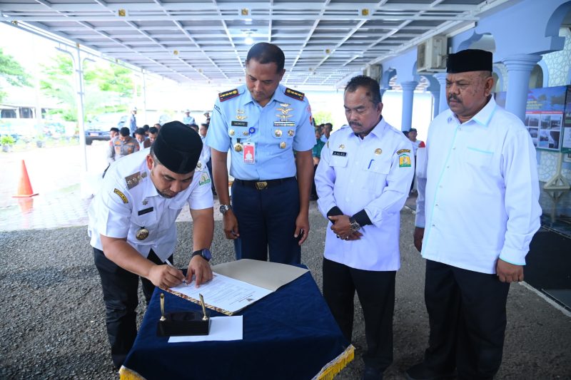 Pj Bupati Aceh Besar Muhammad Iswanto SSTP MM bersama Komandan Lanud Iskandar Muda Kolonel Pnb, Hartarno Edi Sasmoyo, M.Han melakukan Penandatanganan peresmian Kanopi Masjid Al Muhajirin dan renovasi shelter lapangan tembak Yupiter Lanud SIM, Blang Bintang, Aceh Besar, Rabu (08/01/2025). FOTO/MC ACEH BESAR