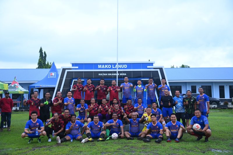 Foto bersama Pemkab Aceh Besar FC dan Angkasa FC foto bersama di sela-sela pertandingan persahabatan di Lapangan Sepakbola Lanud SIM, Blang Bintang, Aceh Besar, Rabu (8/1/2025) sore.
FOTO/ MC ACEH BESAR