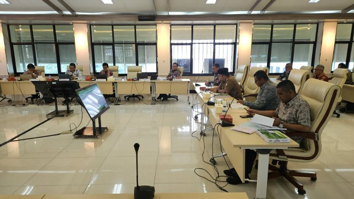 Pj Bupati Aceh Besar Muhammad Iswanto SSTP MM didampingi Plt Sekda Aceh Besar Bahrul Jamil SSos MSi, serta Kepala OPD terkait selaku leading sektor dalam pembuatan laporan kinerja mengikuti evaluasi oleh tim evaluator Itjen Kemendagri, terkait laporan kinerja triwulan ke-10 roda pemerintahan Aceh Besar, Jumat (30/01/2025).