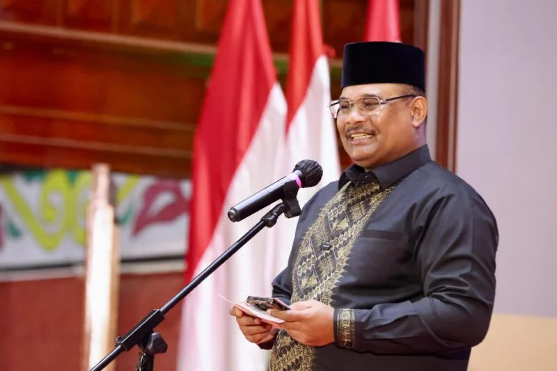 Penjabat Gubernur Aceh, Dr. H. Safrizal ZA, M.Si,  saat memberi arahan pada malam Apresiasi Kementerian Agama Aceh  2025 untuk memeri penghargaan kepada tokoh dan lembaga yang berpartisipasi dalam pembangunan keagamaan di Provinsi Aceh, di Anjong Mon Mata Pendop Gubernur Aceh, (Sabtu, 4/1/2024). Foto: Dok. Prokopim Setda Aceh