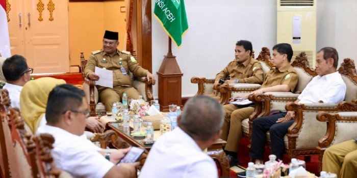 Pj Gubernur Aceh, Dr. H. Safrizal ZA, M.Si menerima kunjungan silaturahmi pengurus Kamar Dagang dan Industri (Kadin) Aceh, di Pendopo Gubernur, pada Selasa, (7/1/2025).