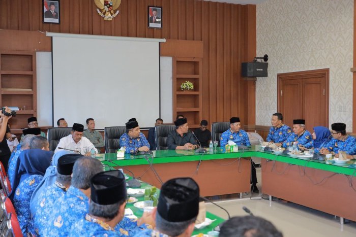 Pj Bupati Aceh Besar Muhammad Iswanto SSTP MM memperkenalkan para Kepala OPD kepada Bupati dan Wakil Bupati Aceh Besar terpilih di Aula Kantor Bupati Aceh Besar, Kota Jantho, Senin (20/01/2025). FOTO/PROKOPIM PEMKAB ACEH BESAR