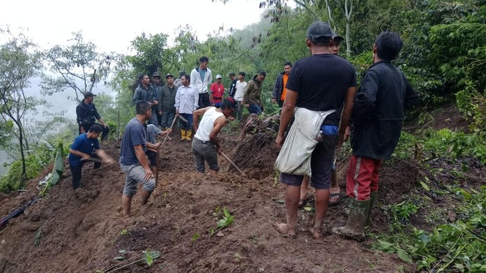 Pencarian 2 korban longsor di Bener Meriah, Aceh. (Foto: Dok. BPBA)